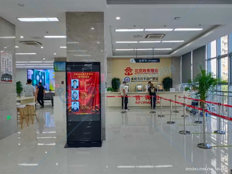 汤米熊介绍液晶户外广告机特性